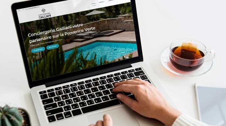 Site web Conciergerie Galliani affiché sur un ordinateur portable